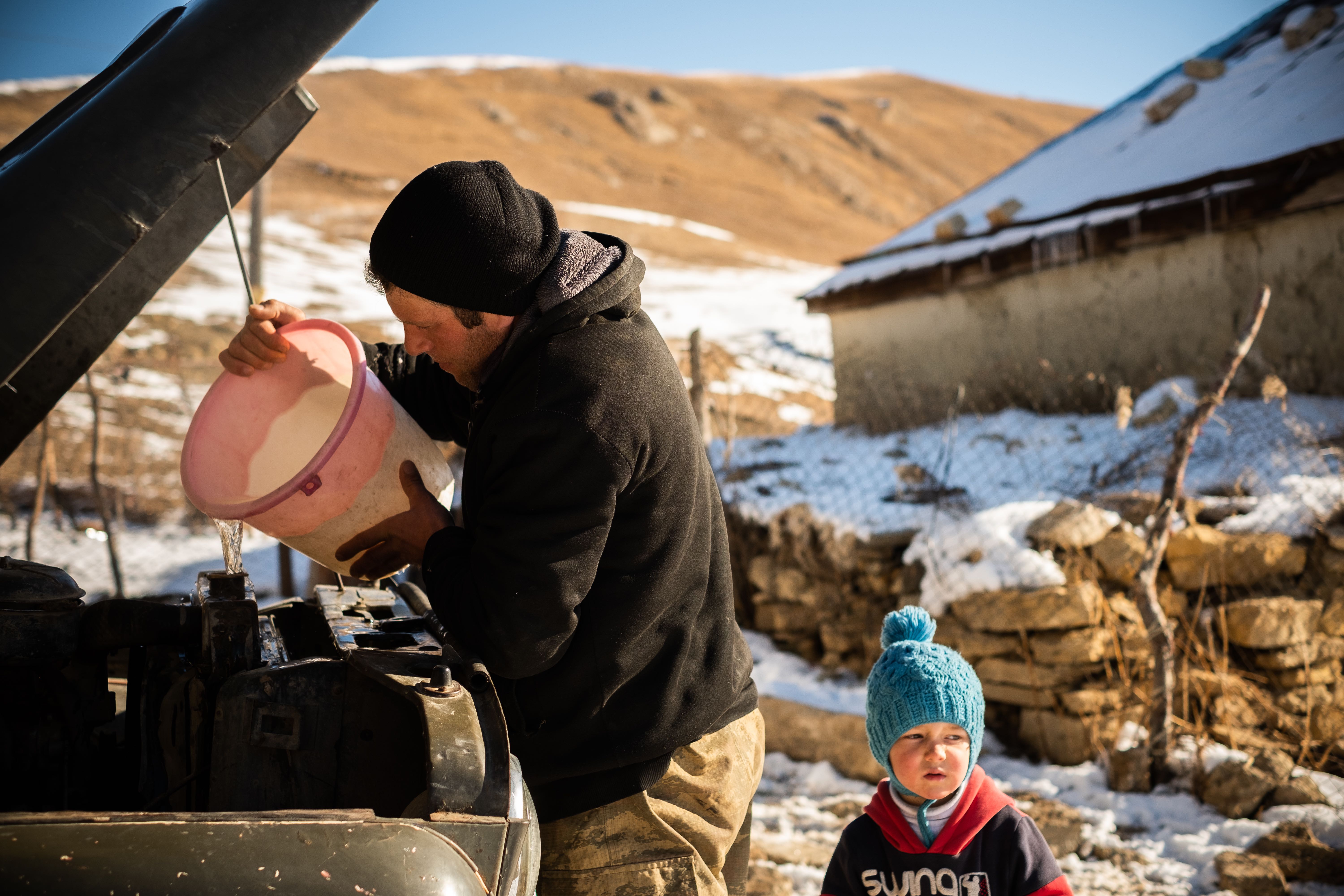 31-летний житель Бахруз Новрузбеков готовит свой автомобиль УАЗ к поездке.