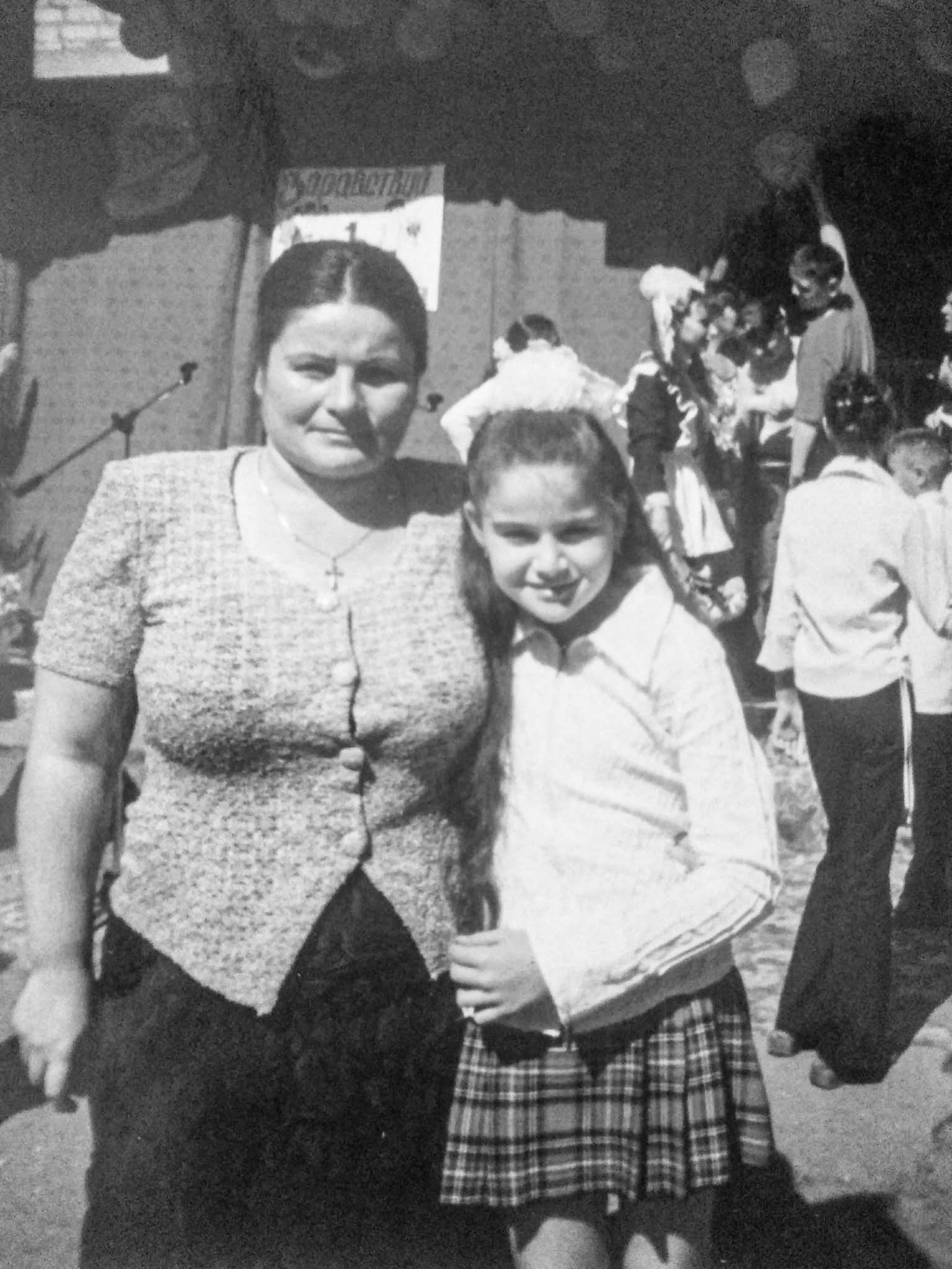 მაგდა დედასთან, ლეილა ქოჩიევა-ქოჩიშვილთან ერთად. სტავროპოლი, 2004 წელი