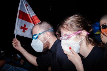2024 წლამდე საპროტესტო ატრიბუტიკა და თავდაცვის საშუალებები, როგორებიცაა: პირბადე, სათვალე, აირწინაღი ...