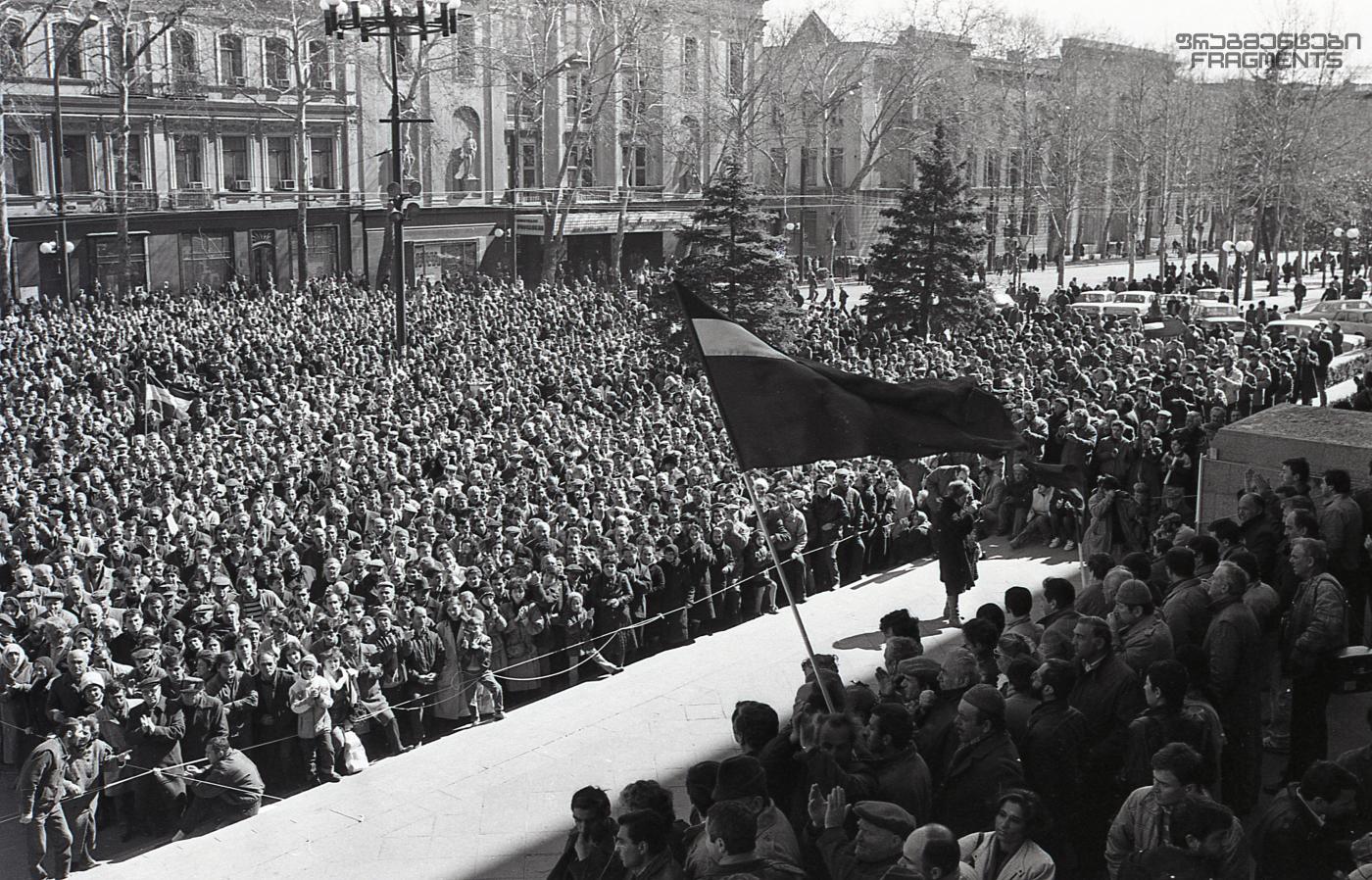 ფოტოს ავტორია გივი კიკვაძე, გადაღებულია 1990 წელს, სავარაუდოდ, მარტის თვეში