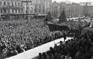 ფოტოს ავტორია გივი კიკვაძე, გადაღებულია 1990 წელს, სავარაუდოდ, მარტის თვეში