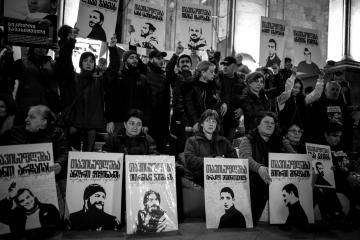 8 აპრილი, 2025პატიმრების მშობლები პარლამენტთან შეიკრიბნენ.