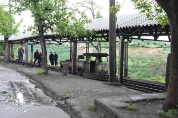 ტრადიციული ტიპის მაღაროს, „მღვიმევის“, შესასვლელი.