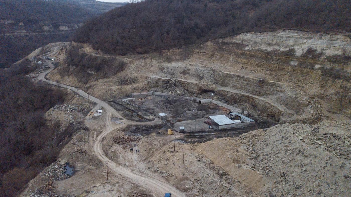 სოფელი შუქრუთი მთაზეა შეფენილი. მის ქვეშ, ადგილობრივების თქმით, 2017 წლიდან ათზე მეტი ვახტა გახსნეს. ...