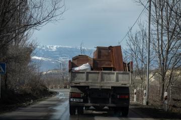 სოფელ ითხვისიდან მოსახლეს პირადი ნივთები სოფლიდან გააქვს სახლის დანგრევის შემდეგ. 2022 წლის მარტი.