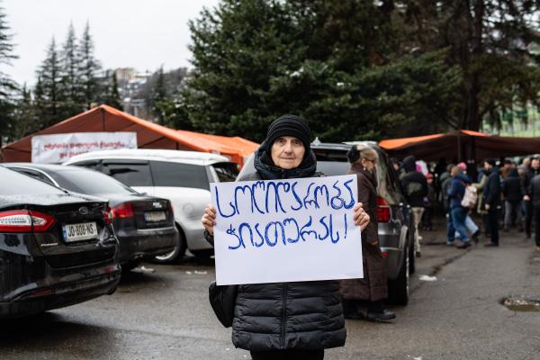 აფხაზეთიდან დევნილი აზა ჩილაჩავა უწყვეტი პროტესტის 1 წლისთავზე ჭიათურაში. 28 თებერვალი, 2026 წელი.