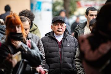 გიორგი ნეფარიძის მამა, ნოდარ ნეფარიძე, პროტესტზე. 2025 წლის თებერვალი.