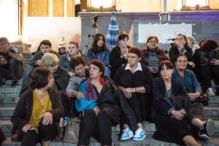 შუქრუთის მაცხოვრებლები პარლამენტის მიმდებარედ მიმდინარე პროტესტზე. 2024 წელი.