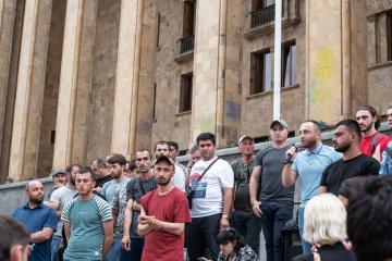 თენგო გველესიანი 2023 წლის გაფიცვის დროს თბილისში გამართულ აქციაზე. თენგო გველესიანი ამჟამად დაპატიმ ...