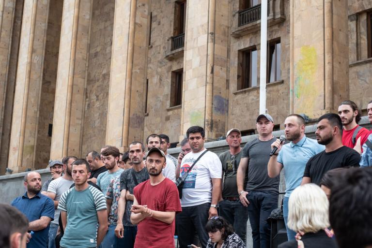 თენგო გველესიანი 2023 წლის გაფიცვის დროს თბილისში გამართულ აქციაზე. თენგო გველესიანი ამჟამად დაპატიმ ...