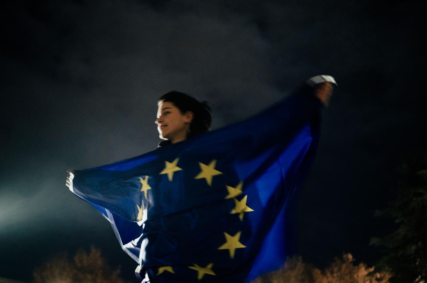 აქციის მონაწილე ევროკავშირის დროშით. მასშტაბური დემონტრაციები ევროკავშირთან მოლაპარაკების გახსნის გა ...