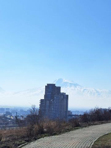 არარატის ხედი წიწერნაკაბერდის, სომეხთა გენოციდისადმი მიძღვნილი მემორიალური კომპლექსის, მხრიდან.