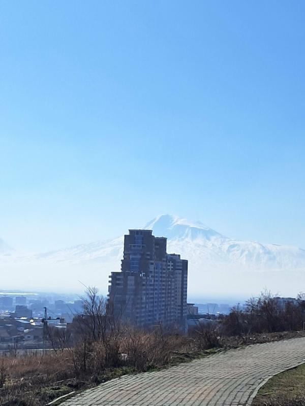 არარატის ხედი წიწერნაკაბერდის, სომეხთა გენოციდისადმი მიძღვნილი მემორიალური კომპლექსის, მხრიდან.