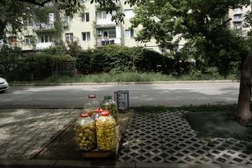 გლდანის მერვე მიკრორაიონი. ქუჩაში გასაყიდად გამოტანილი მწნილი.