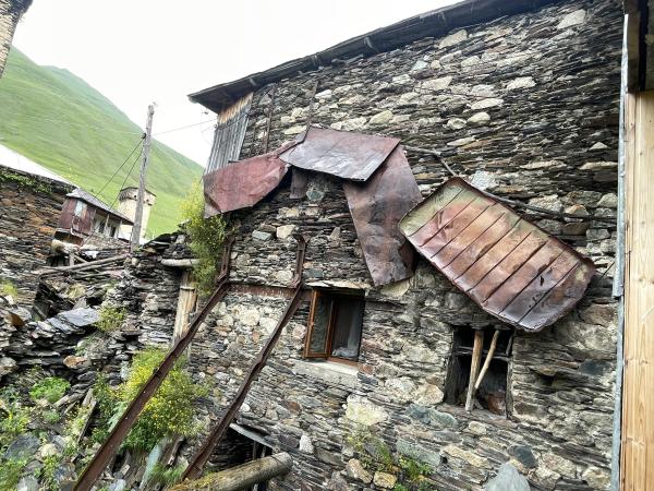 რკინისა და ხის ბოძებით გამაგრებული სვანური სახლი, სოფელი მურყმელი6 ივლისი, 2026