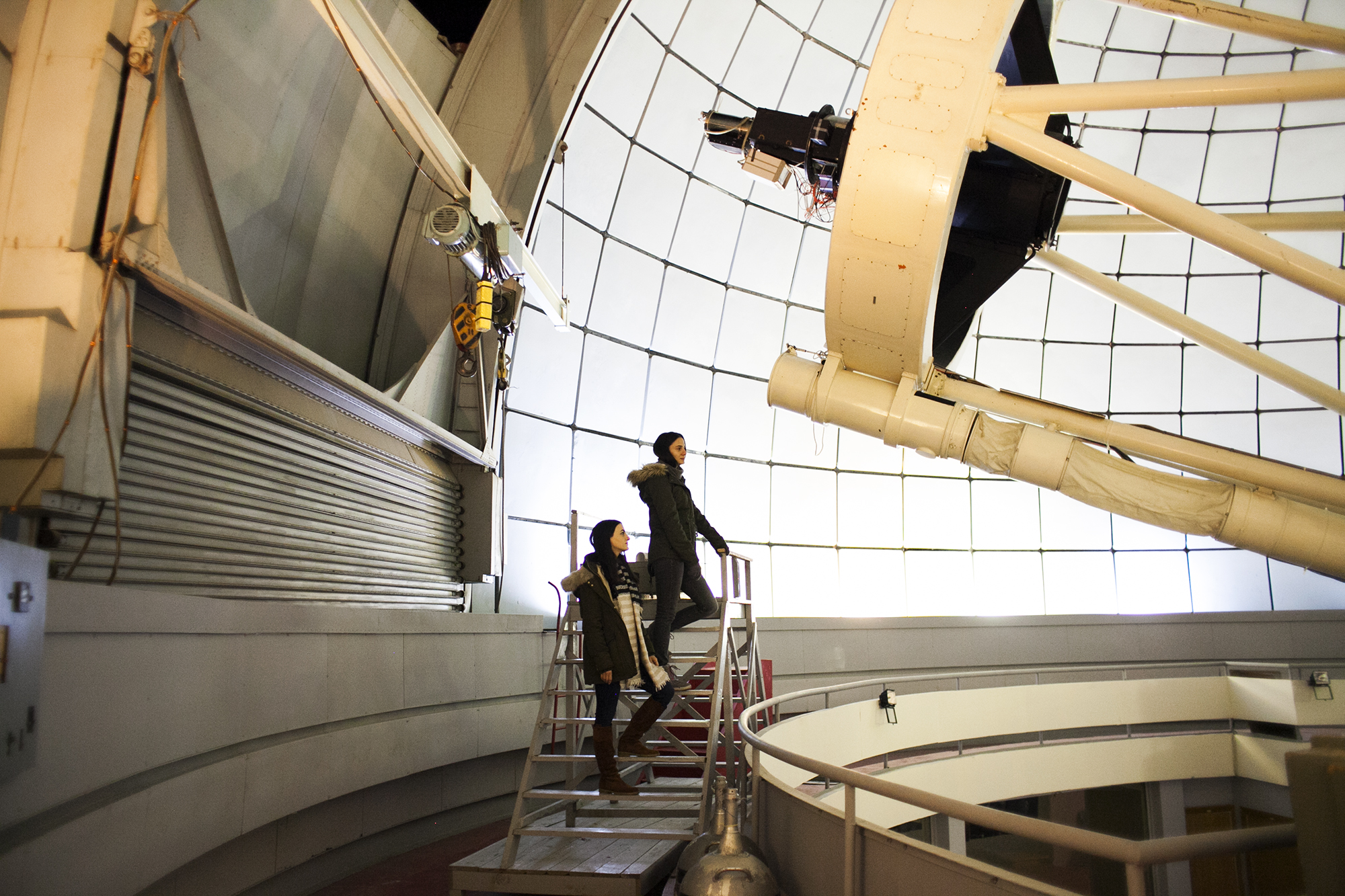 Անահիտն ու Հասմիկը` Բյուրականի աստղադիտարանի 2.6 մետրանոց դիտակի ներսում: