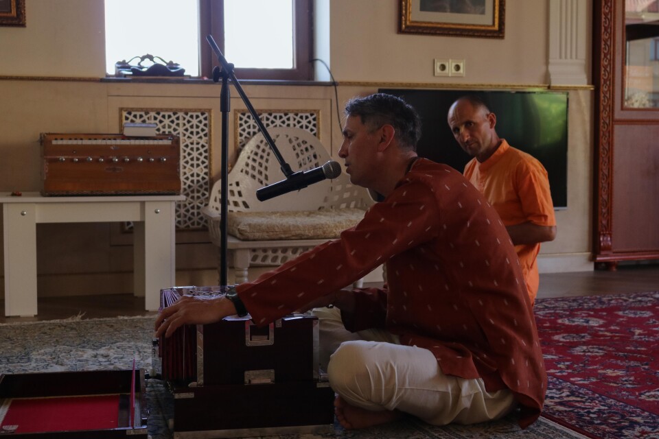 İslam və krişnaizm arasında körpü quran aktyor